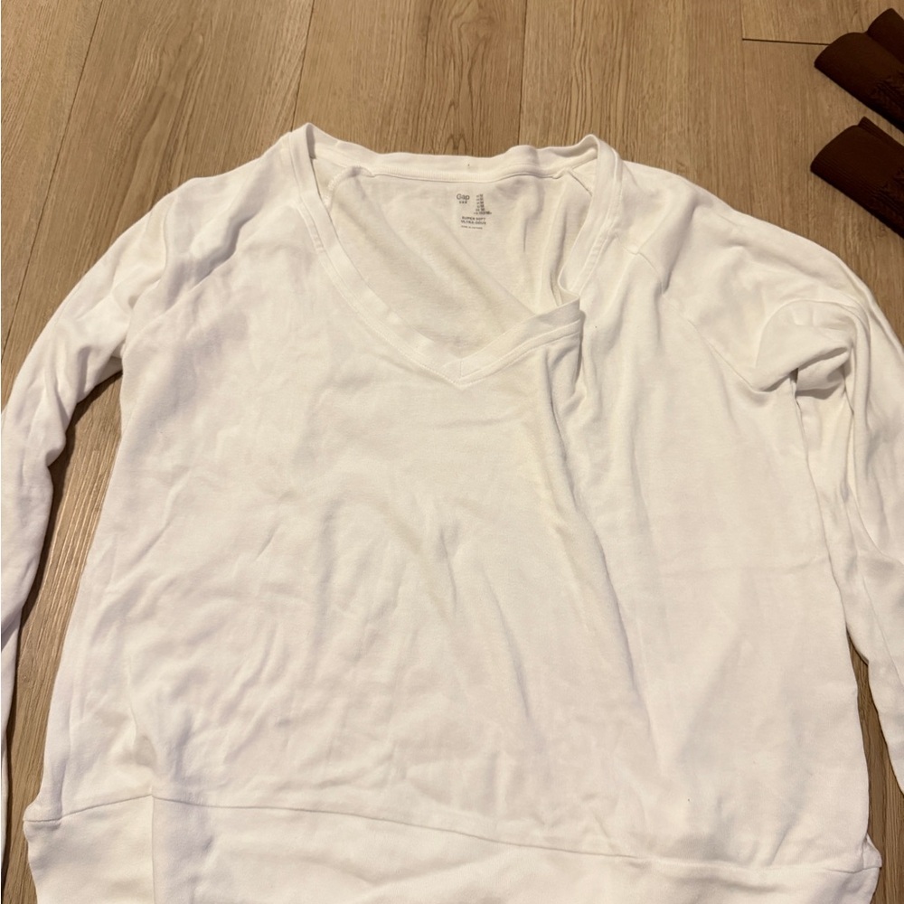 Gap Women’s Ultra Soft White V-Neck Long Sleeve Top